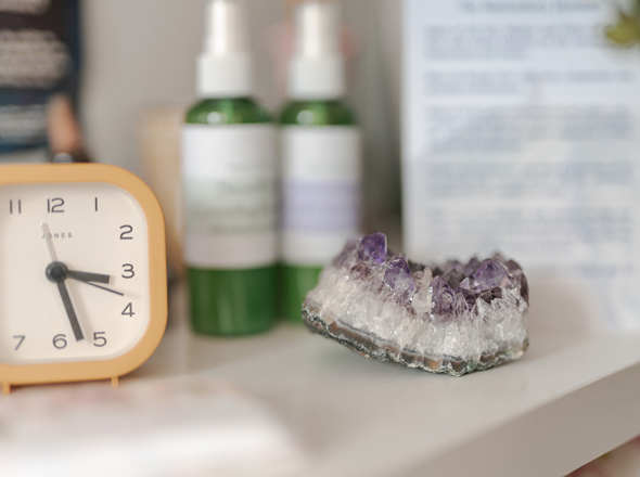 clock and crystal on shelf in Relaxtherapy studio